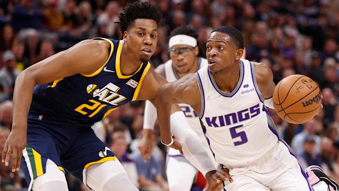 Sacramento Kings guard De'Aaron Fox (5) drives against Utah Jazz center Hassan Whiteside.